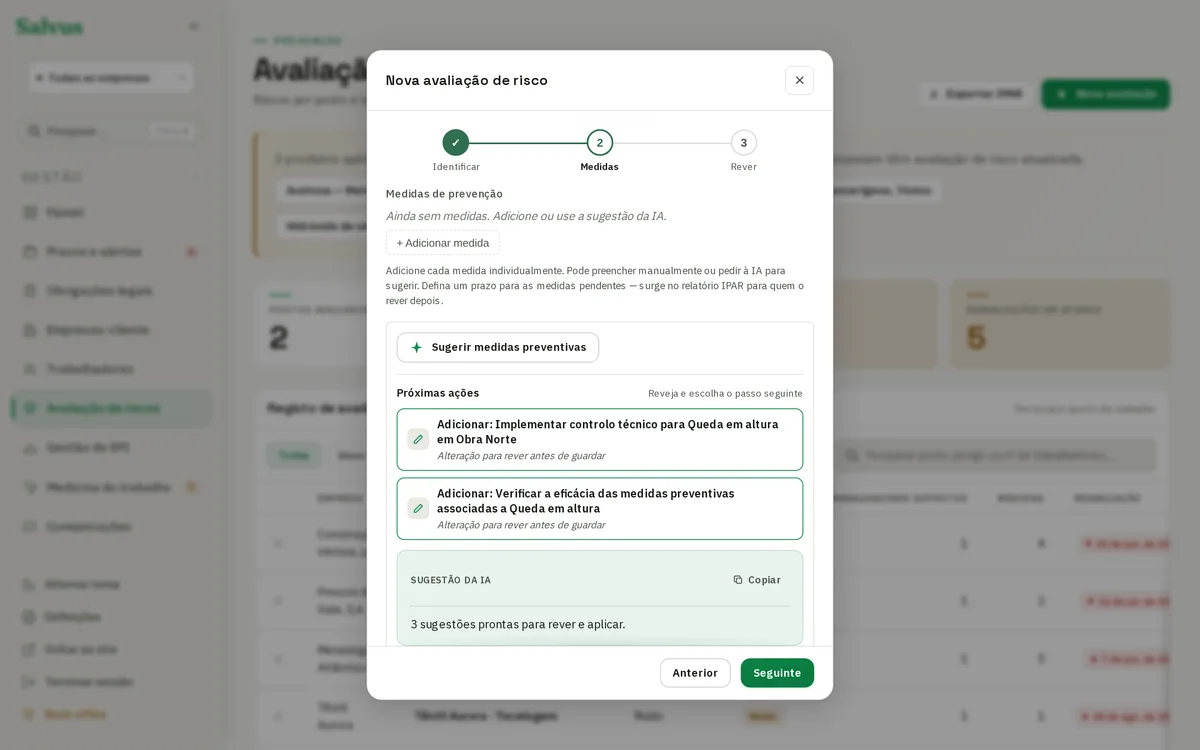 Captura de ecrã do Salvus: assistente de IA a sugerir medidas de prevenção, cada uma com um botão para a aplicar diretamente à avaliação de risco.